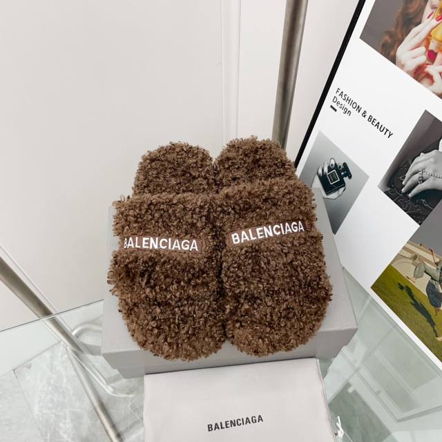 顶级版本 厚底真羊毛！新色！Balenciag 巴黎世家潮品毛拖 ！ 最新的 Political Campaign 徽标刺绣！高级感满满当当！ 欧美名媛 明星